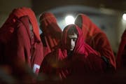 Migranten bei der Ankunft am Hafen in Motril in der Provinz Granada. (Bild: Miguel Paquet/EPA (6. Januar 2019)