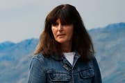 Virginie Viard, langjährige rechte Hand des Designers, übernimmt Karl Lagerfelds Posten bei Chanel. (Bild: Christophe Ena/AP)