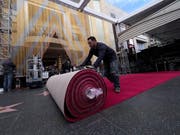Arbeiter rollen bereits den roten Teppich für die 91. Oscar-Verleihung aus. Diese findet in Hollywood in der Nacht auf den Montag statt. EPA/JOHN G. MABANGLO