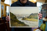 Ein Auktionator hält ein mutmassliches Aquarell von Adolf Hitler in die Kamera. (Gregor Fischer/AP, Berlin, 24. Januar 2019)