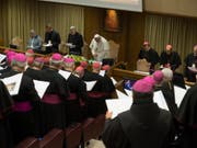 Papst Franziskus (M.) und Bischöfe am zweiten Tag der Kinderschutz-Konferenz im Vatikan. (Bild: KEYSTONE/EPA ANSA/VATICAN MEDIA / HANDOUT)