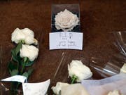Blumen für den verstorbenen Modezar Karl Lagerfeld am Eingang von Chanel in Paris. (Bild: KEYSTONE/AP/CHRISTOPHE ENA)