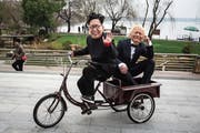 Ob Kim und Trump bei ihrem Wiedersehen auch so gute Laune haben werden wie diese beiden maskierten Imitatoren im chinesischen Wuhan? (Wang He/Getty, 20. Februar 2019)
