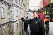 Pasci Gazzo, Mitglied von Orbis Arbitrarius, vor einer Fassade des Schlosses. Bild: Manuela Jans-Koch (Emmen, 21. Februar 2019)