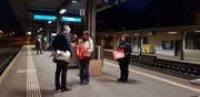 Im Rahmen des «Equal Pay Day» wurden an den Verkehrsknotenpunkten in Uri Taschen verteilt. (Bild: PD)