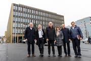 Der Krienser Stadtrat mit Franco Faé (CVP), Cyrill Wiget (Grüne), Lothar Sidler (CVP), Judith Luthiger (SP), Matthias Senn (FDP) und Stadtschreiber Guido Solari (von links) vor dem Stadthaus. (Bild: Philipp Schmidli, 21. Dezember 2018).