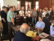 Anlässlich der Ehrungen bildete sich ein spontanes Ad-hoc-Chörli, das einige Zäuerli zum Besten gab. (Bild: Urs Nobel)