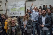 Schüler protestieren vor dem Regierungsgebäude in Luzern gegen Sparmassnahmen bei der Bildung. (Bild: Boris Bürgisser, 5. April 2017)