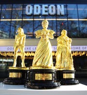 Eine Welle von Unterstützung und Feierlichkeiten für Frauen im Film vor der diesjährigen Oscar-Verleihung hat ODEON veranlasst, eine Reihe von "Osc-her"-Statuen zu produzieren. Die Statuen wurden nach dem Vorbild der besten Spitzenreiterinnen Olivia Colman und Lady Gaga sowie Janet Gaynor, der ersten Frau, die je einen Oscar gewonnen hat, entworfen. Bild: Joe Pepler/PinPep