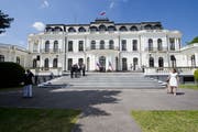 Die russische Botschaft in Prag gilt als Herzstück für Geheimdienstoperationen im Land. Rund 200 Diplomaten sind direkt dort oder in den Konsulaten in Brno und Karlovy Vary tätig. (Bild: Imago, 9. Mai 2016)