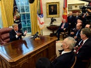 Donald Trump spricht am Freitag im Oval Office zu Journalisten. (Bild: KEYSTONE/AP/SUSAN WALSH)