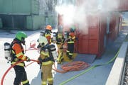Ein Trupp wartet auf das Vorrücken in die Brandsimulationsanlage in Vaduz. (Bild: Hansruedi Rohrer)