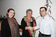 Die Präsidentin Jeanette Graf (Mitte) heisst den neuen Vereinsarzt Stefan Kainz und das neue Mitglied Bele Krasniqi im Samariterverein St. Margrethen willkommen. (Bild: pd)