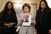 Latresa Scaff, rechts, und Rochelle Washington, links, sind zwei der Frauen, die Missbrauchsvorwürfe gegen R. Kelly erhoben haben. Im Bild: Die beiden Frauen mit ihrer Anwältin Gloria Allred. (Bild: AP Photo/Seth Wenig)