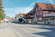 Für den Fussgängerstreifen auf Höhe der Pizzeria Punto Verde wurde ein neuer, besser geeigneter Standort gefunden. Im März oder April soll der neue Streifen aufgemalt werden. (Bild: Chris Eggenberger)