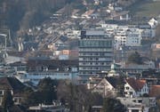 Das Restaurant Baarcity im obersten Stockwerk des Hochhauses am Baarer Bahnhof mit den geschlossenen Rollos. (Bild: Stefan Kaiser (Baar, 19. Februar 2019))