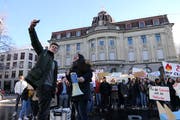 Die beiden Organisatoren Tim Kilchsberger und Ronahi Yener organisierten den Zuger Klimastreik auf dem Postplatz. (Bild: Zoe Gwerder, 18. Januar 2019)