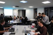 Experten unterstützen die jungen Erwachsenen beim Ausfüllen ihrer Steuererklärung und geben ihnen nützliche Tipps. (Bilder: Joëlle Ehrle)