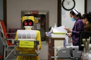 Ein Roboter transportiert medizinische Dokumente im Mongkutwattana General Hospital in Bangkok, Thailand.Bild: Athit Perawongmetha/Reuters (6. Februar 2019)