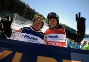 Zwei Skilegenden: Marc Girardelli mit Alberto Tomba in Bansko. Bild: Epa/Donev
