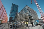 Das Hochhaus ist mit 60 Metern das höchste massgeblich aus Holz gefertigte der Schweiz. Damit verbunden ist das sechsstöckige Gebäude des neuen Campus’ der Hochschule Luzern. (Bild: Maria Schmid, Rotkreuz, 21. Februar 2019)