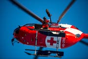 Zwei Kinder mussten verletzt mit der Regal ins Spital gebracht werden (Symbolbild Rega)