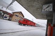 Ein Zug der Matterhorn-Gotthard-Bahn beim Bahnhof Andermatt. (Archivbild: Urs Hanhart)