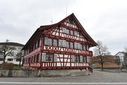 Das alte Pfarrhaus steht unter Denkmalschutz. Es soll verkauft werden, wenn das Begegnungszentrum zustande kommt. (Bild: Manuel Nagel)