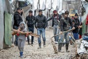 Aufräumarbeiten im Flüchtlingslager im libanesischen Bar Elias. Bild: Marwan Naamani/DPA (13. Januar 2019)
