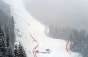 Pistenfahrzeuge versuchen, die Piste vom vielen Neuschnee zu befreien. (Bild: Georgi Licovski/EPA, Bansko, 22. Februar 2019)