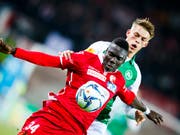 Sion und St. Gallen fast im Gleichschritt - Ndoye (vorne) im Zweikampf mit St. Gallens Muheim (Bild: KEYSTONE/VALENTIN FLAURAUD)
