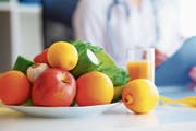 Häufig finden vegane Patienten und Ärzte keine gemeinsame Gesprächsbasis. (Bild: Iurii Maksymiv/Getty)