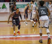 SCB-Spieler Derek Jackson (in der Verteidigung) hat gegen Lugano-Topscorer Xavier Pollard (21 Punkte) das Nachsehen. (Bild: Daniel Schriber, Lugano, 23. Februar 2019)