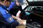 Moderne Computerprogramme helfen der Polizei, Einbrecher oder Gewalttäter frühzeitig zu erkennen. (Bild: KEYSTONE/Gian Ehrenzeller)