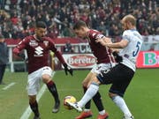 Andrea Masiello von Atalanta Bergamo (rechts) im Zweikampf mit Torinos Captain Andrea Belotti (Bild: KEYSTONE/EPA ANSA/ANDREA DI MARCO)