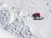 Gibt es einen wirtschaftlichen Druck, Pisten für Touristen zu öffnen? Nein, sagt der Chef der Walliser Bergbahnen. Im Bild der Kegel der Lawine, die am Dienstag in Crans-Montana niederging. (Bild: KEYSTONE/JEAN-CHRISTOPHE BOTT)