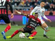 Noah Okafor im Duell mit Serey Die (Bild: KEYSTONE/MARTIAL TREZZINI)