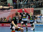 Langnaus Topskorer Simon Flühmann (mitte) jubelt mit seinen Teamkollegen über einen Treffer. Am Ende setzte sich Langnau gegen die Grasshoppers 9:8 nach Penaltyschiessen durch (Bild: KEYSTONE/ANTHONY ANEX)