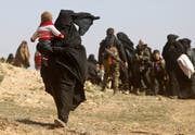 Angehörige von IS-Kämpfern verlassen Baghus, die letzte Bastion der Terrormiliz in Syrien. (Bild: Delil Souleiman/AFP (12. Februar 2019))