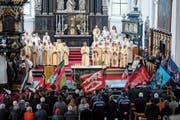 Die grosse Anteilnahme war beim Abschiedsgottesdienst für Pfarrer David Blunschi augenscheinlich. (Bild: Philipp Schmidli, Stans, 23. Februar 2019)