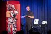 Florian Rexer verliert in der Alten Stuhlfabrik Herisau immer mal wieder die Kontrolle vor dem Kühlschrank. (Bilder: Urs Bucher)