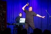 Er parodiert den Elvis, einen Mafiaboss und er packt den Schlagerrucksack aus.