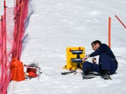 Ein Helfer werkelt in Crans-Montana an einer Zeitmessanlage (Bild: KEYSTONE/ALESSANDRO DELLA VALLE)