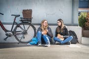 Das anhaltend frühlingshaft milde Wetter hat am Samstag überall in der Ostschweiz die Menschen ins Freie und an die Sonne gelockt. Sehr gut besetzt waren überall auch die Gartenrestaurants. (Bild: Andrea Stalder)