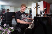 Bleibt auch mit 82 Jahren ein Paradiesvogel: der ehemalige Goldschmuggler, Vermögensverwalter und Musiker Peter Buser. (Bild: Urs Bucher/Tagblatt, Triesen, 19. Februar 2019)