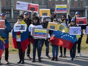 Rund 80 Personen demonstrierten vor dem Hauptsitz des UNHCR in Genf gegen den venezolanischen Präsidenten Nicolas Maduro und für die Einfuhr von Hilfsgütern. (Bild: Keystone/ADRIEN PERRITAZ)