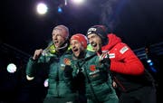 Nur zwei waren besser: Killian Peier freut sich zusammen mit Sieger Markus Eisenbichler und Karl Geiger über Edelmetall (von rechts). (Bild: Linnea Rheborg/Getty, Seefeld, 23. Februar 2019)