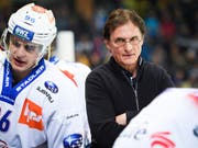 Trainer Arno Del Curto musste mit den Lions bei seinem langjährigen Klub Davos leiden (Bild: KEYSTONE/GIAN EHRENZELLER)