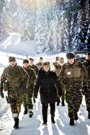 Bundesrätin Viola Amherd bei einem Truppenbesuch. (Bild: Pascal Mora/Keystone (Davos, 23. Januar 2019))
