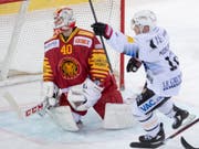 Die matchentscheidende Szene: Jacob Micflikier (in weiss) bezwingt Langnaus Goalie Damiano Ciaccio in der 58. Minute zum 1:0 (Bild: KEYSTONE/MARCEL BIERI)